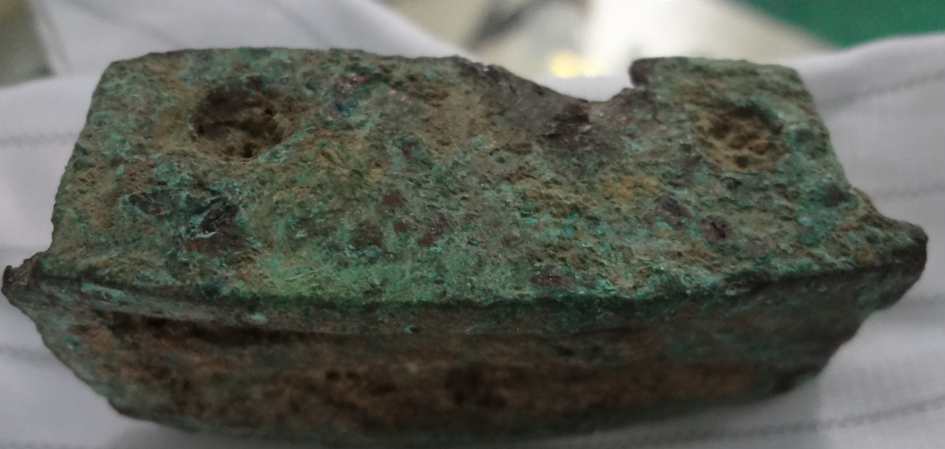 古代斷戈樣件等離子表面處理前-普樂(lè)斯等離子清洗機(jī)