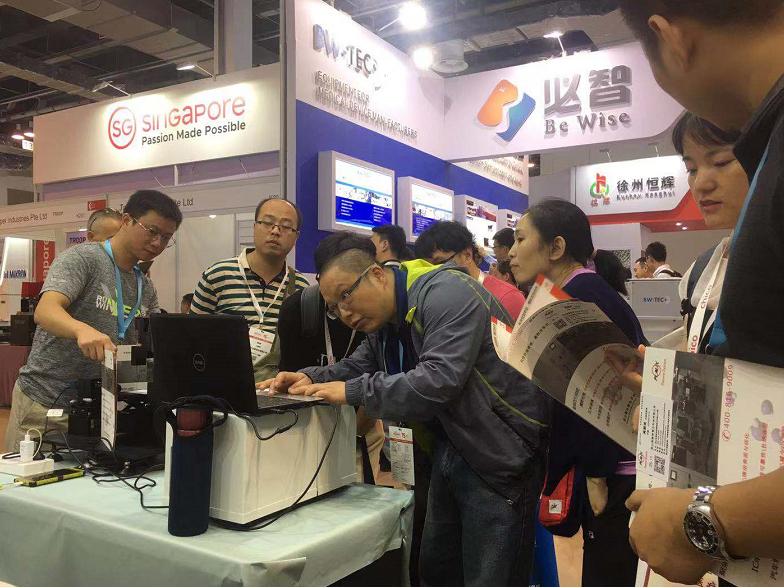 等離子表面處理后樣品進行現(xiàn)場接觸角測試-普樂斯等離子清洗機